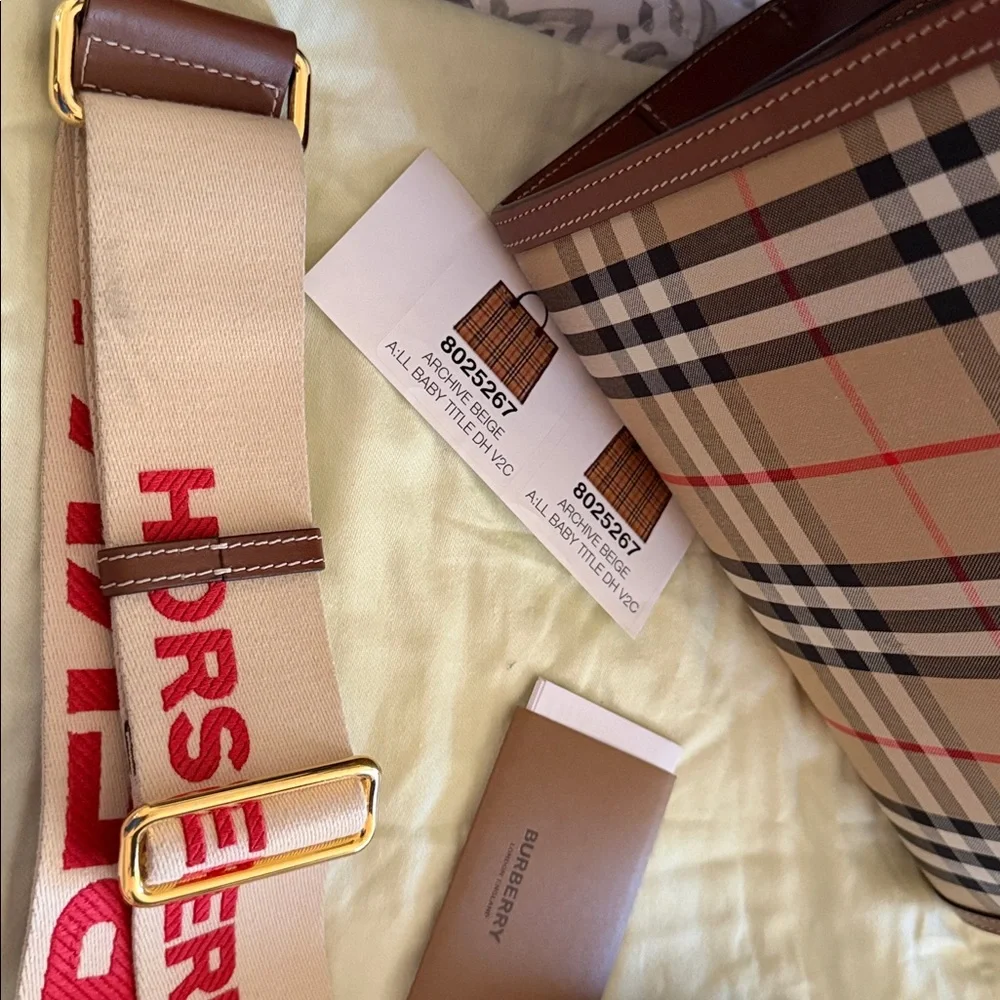 Burberry archive beige all baby tittle handbag. - Picture 5 of 15
